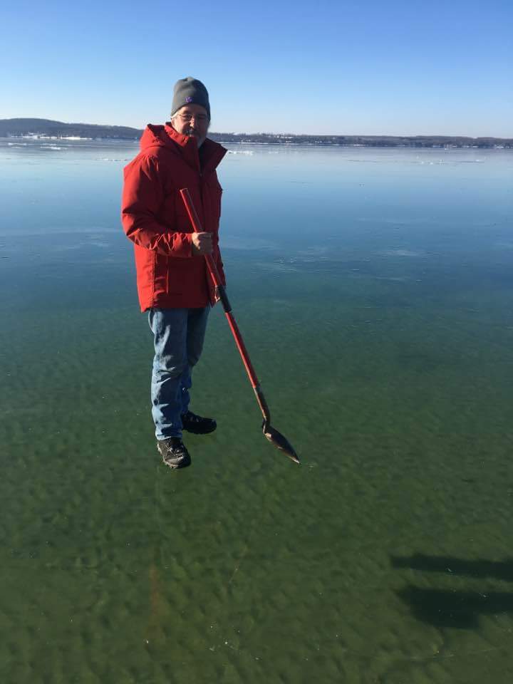 湖の上を 歩いてる 氷の透明度が高過ぎて浮いて見える写真 らばq