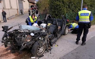 上半分を焼失した車01