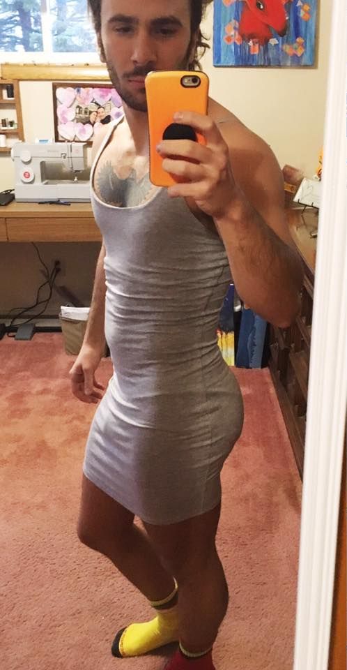 マッチョな海外の男性が通販でタンクトップを購入02