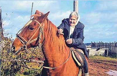 80歳のおばあちゃんが乗馬01