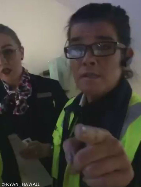 預け入れ荷物を減らすために服を10枚重ねした男04