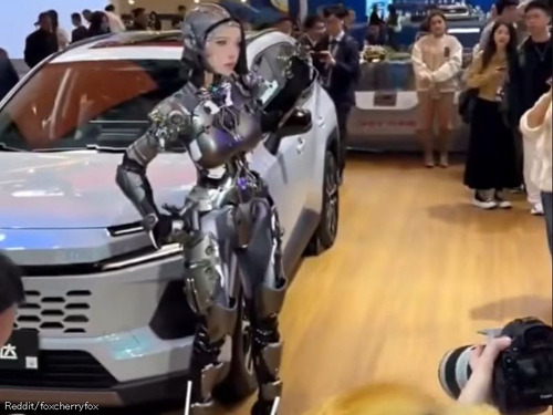 「彼女は人間？」もはやアンドロイドにしか見えないコスプレイヤー