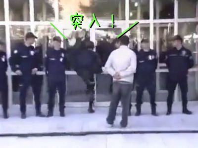 突入する警察官