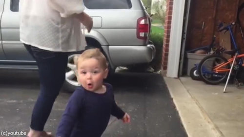 自動シャッターに興奮する赤ちゃん05