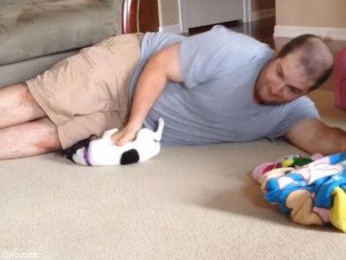 パパと子犬の戦い01