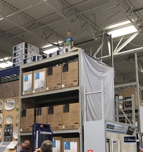 ホームセンターで父親を探して叫んでいる子ども02