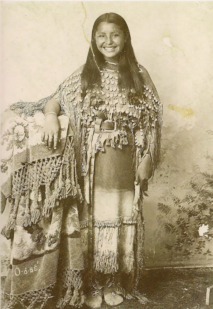 インディアンの10代少女たち 民族衣装を着た100年前の写真いろいろ らばq