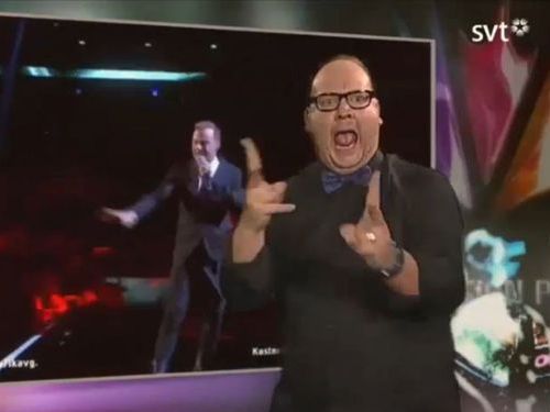 歌手より目立つ手話通訳02