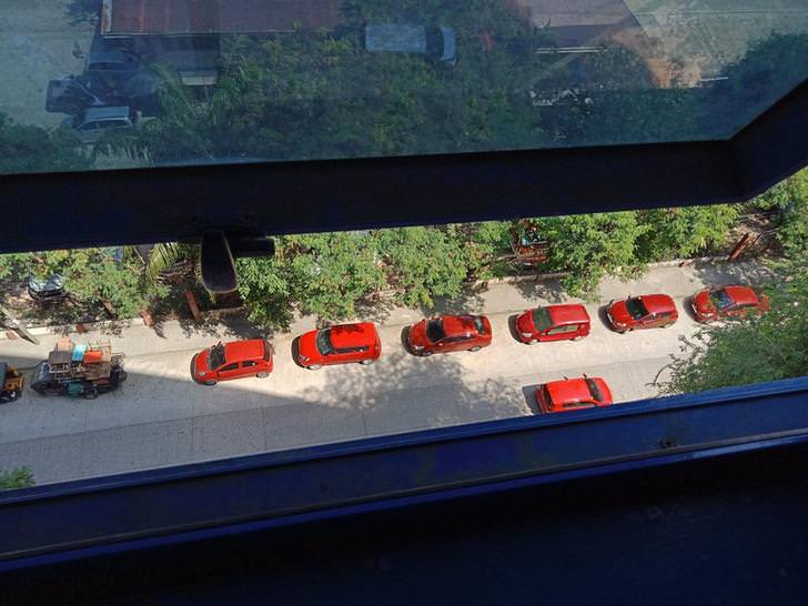 シルバーの車のせいですべてが台無しだと感じるとき 気持ちが理解できる光景 らばq