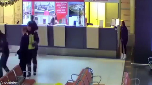 ロシアの空港に車が突入、警備員との追いかけっこ05