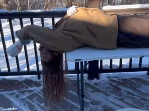 ロングヘアの男性「氷点下の日に濡らして頭を下げたら髪が立つのか試してみた…」