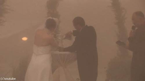 結婚式の愛の誓いのときに強烈な嵐05