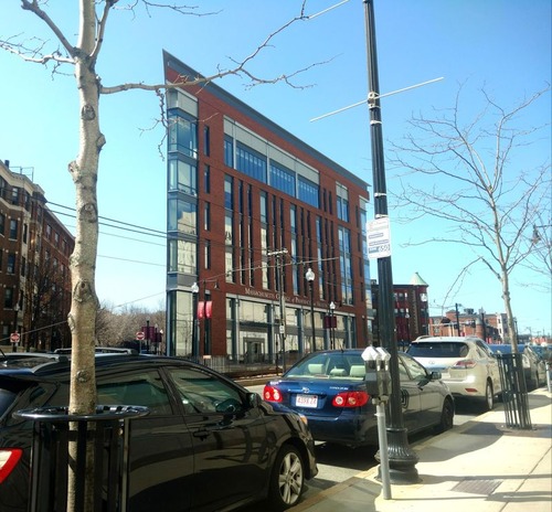 映画のセットみたいな建物01