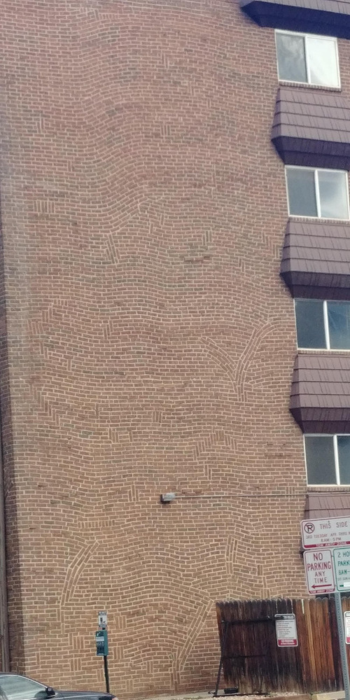 こんなに奇妙なレンガは見たことがない01