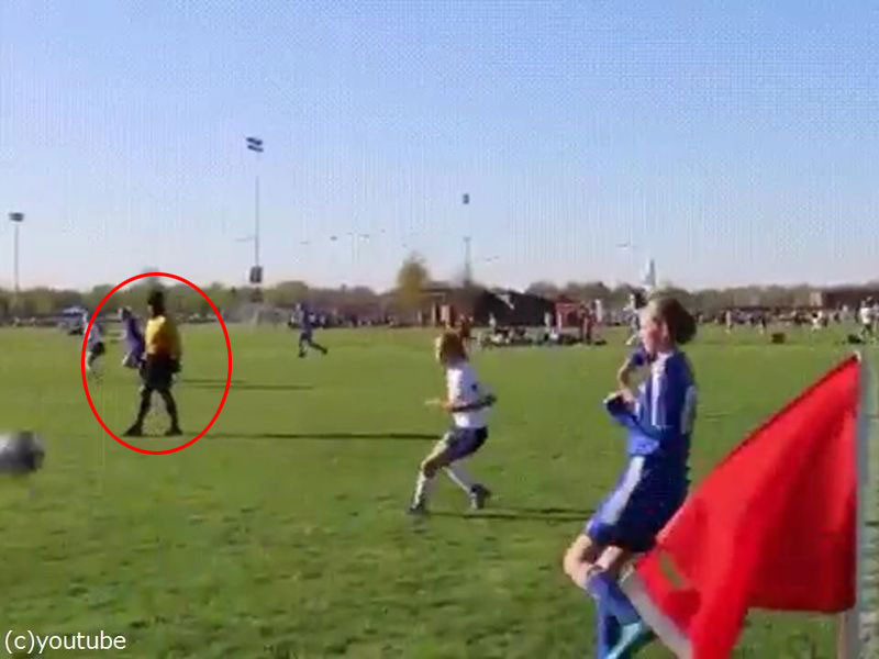 サッカーの審判が誰も予想できない 神回避 を見せる 動画 らばq サッカーの審判が誰も予想できない 神回避 を見せる 動画 らばq