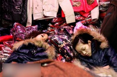 疲れ切った店員さん06