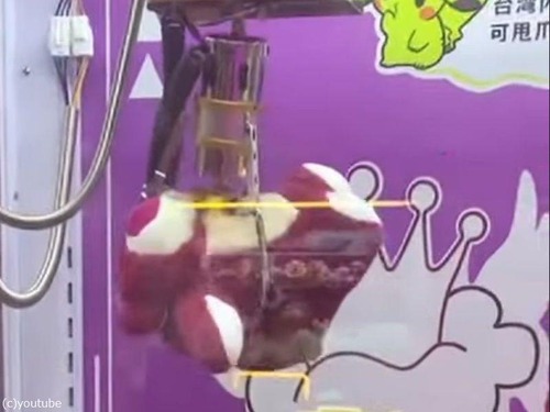 このクレーンゲームはアームが弱くないのに絶対に取れる気がしない（動画）