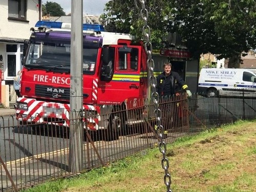 姪と叔母がブランコから抜けられなくなる01