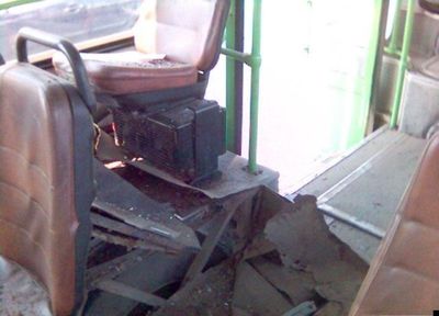 バスのタイヤが破裂05