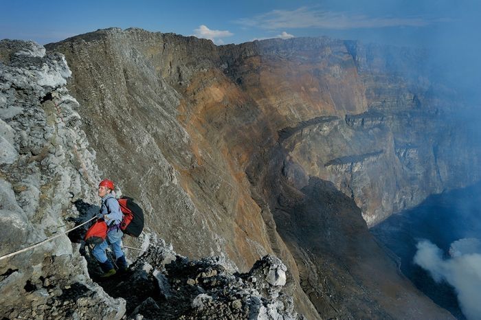 地獄の釜のような溶岩湖…ニーラゴンゴ山の火口の写真12枚