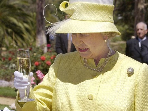 エリザベス女王は毎日アルコール4杯00