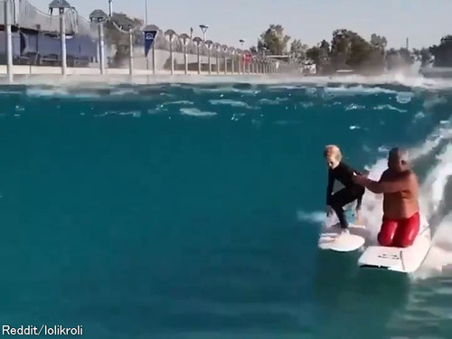 「サーフィンのインストラクターってこんな風に教えるんだ…」小さな子供も安心のサポート