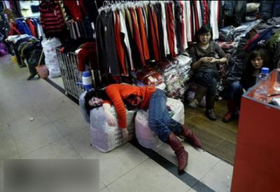 疲れ切った店員さん02