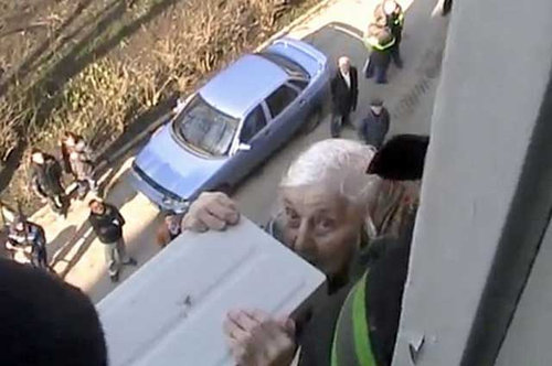 30分ぶら下がり続けたおばあちゃん02