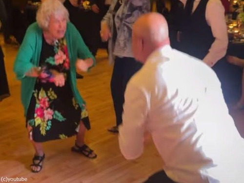 かつてダンスクイーンだったアメリカのおばあちゃん…ノリノリになり過ぎて転倒してしまう（動画）