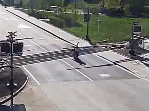 高齢者のバイクが踏切で店頭01