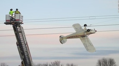 小型機が電線に引っかかる01
