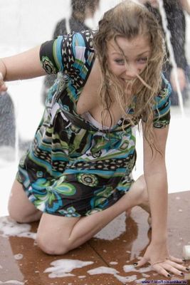 噴水でずぶ濡れロシアの美少女05