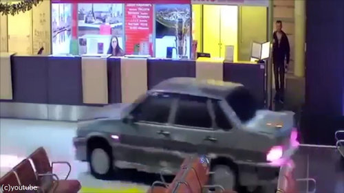 ロシアの空港に車が突入、警備員との追いかけっこ04