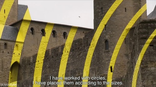 カルカソンヌ城塞都市に黄色のペイント02