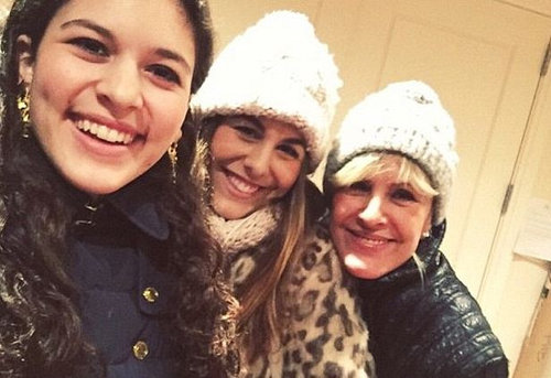 墓から娘たちをコントローする富豪の父02