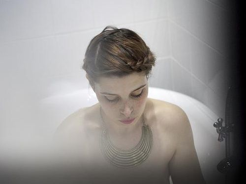 女性の入浴しているところを覗くアート02