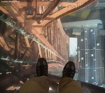 ガラス張りの高層ビルの下12