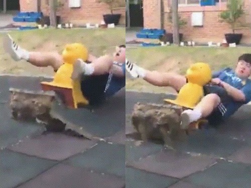 遊具でびっくりする少年03