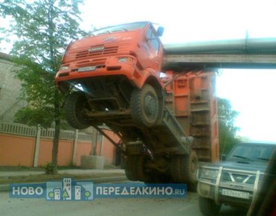 大型トラックがウイリー04