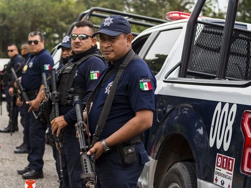 メキシコでは麻薬カルテルが警察を逮捕する