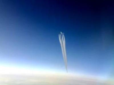 3機の飛行機と次々にすれ違うコックピットの光景
