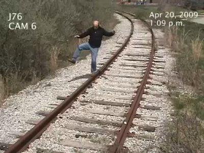 線路のレールの上で遊んでいた男、想像を超えた形で列車と接触