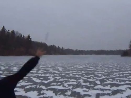 凍った湖にゴルフボール01