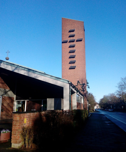 ソーラーパネルで囲まれた家02