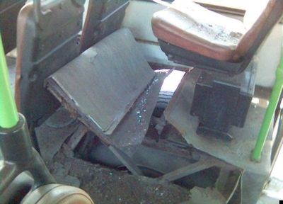 バスのタイヤが破裂04