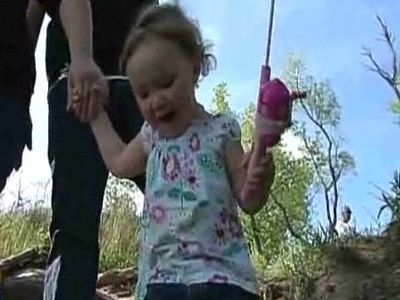2歳幼女が大物釣り上げ00