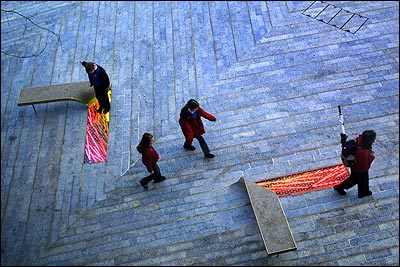 地面をはがしたようなベンチ02