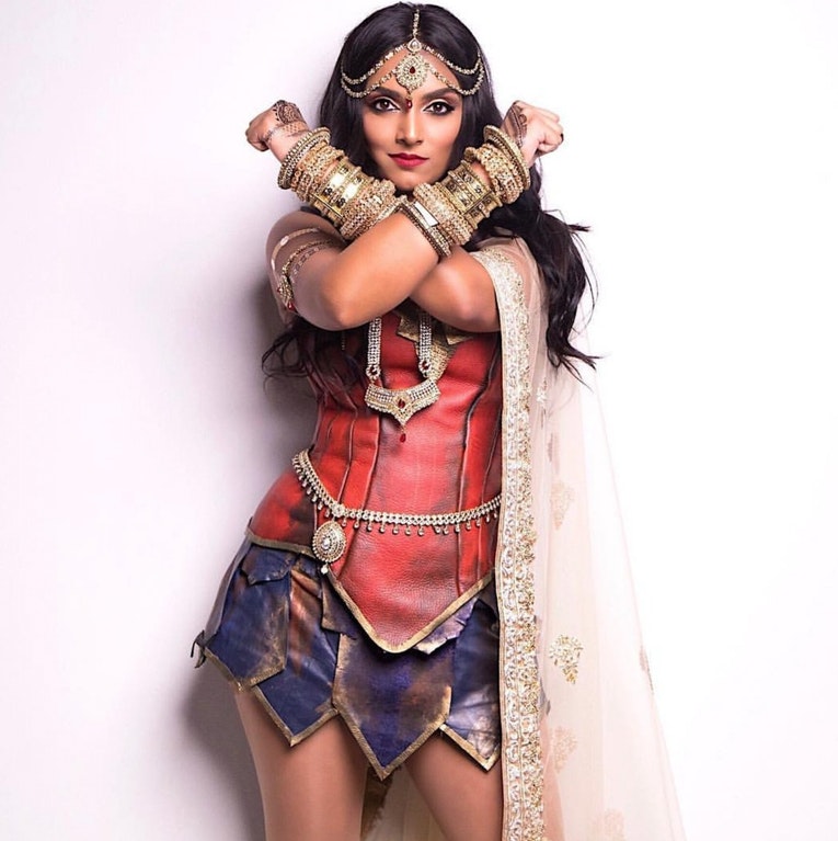 インド系の女性がワンダーウーマンのコスプレをすると そうか こうなるのか らばq インド系の女性がワンダーウーマンのコスプレをすると そうか こうなるのか らばq