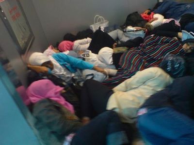 空港で眠りこける人々04