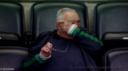 孫のNHLの初出場におじいちゃん泣く05